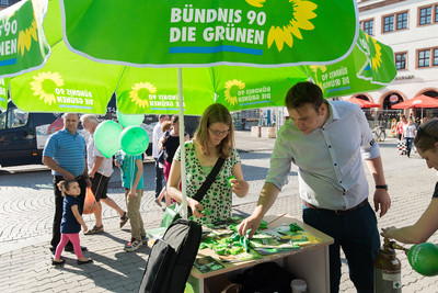 Am vergangenen Freitagabend, den 16.08.2013, kam die Spitzenkandidatin für BÜNDNIS 90/DIE GRÜNEN, Katrin Göring-Eckardt, nach Leipzig in die Innenstadt. Bei strahlendem Sonnenschein begrüßten zuerst die beiden Leipziger Direktkandidatinnnen Stefanie Gruner und Monika Lazar die ZuhörerInnen. Monika ging als sächsische Spitzenkandidatin kurz auf aktuelle sächsische und Leipziger Themen ein. Katrin Göring-Eckardt hat sich in ihrer Rede für eine schnelle, konsequente Energiewende, für eine gerechtere Republik, für den Kita-Ausbau und für eine ökologische Landwirtschaft stark gemacht. Musikalisch umrahmt wurden die Redebeiträge von dem phantastischen Trio Versa. Wahlkampfauftritt von Katrin-Göring-Eckardt am 16.08. in Leipzig