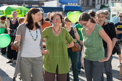 Am vergangenen Freitagabend, den 16.08.2013, kam die Spitzenkandidatin für BÜNDNIS 90/DIE GRÜNEN, Katrin Göring-Eckardt, nach Leipzig in die Innenstadt. Bei strahlendem Sonnenschein begrüßten zuerst die beiden Leipziger Direktkandidatinnnen Stefanie Gruner und Monika Lazar die ZuhörerInnen. Monika ging als sächsische Spitzenkandidatin kurz auf aktuelle sächsische und Leipziger Themen ein. Katrin Göring-Eckardt hat sich in ihrer Rede für eine schnelle, konsequente Energiewende, für eine gerechtere Republik, für den Kita-Ausbau und für eine ökologische Landwirtschaft stark gemacht. Musikalisch umrahmt wurden die Redebeiträge von dem phantastischen Trio Versa. Am vergangenen Freitagabend, den 16.08.2013, kam die Spitzenkandidatin für BÜNDNIS 90/DIE GRÜNEN, Katrin Göring-Eckardt, nach Leipzig in die Innenstadt. Bei strahlendem Sonnenschein begrüßten zuerst die beiden Leipziger Direktkandidatinnnen Stefanie Gruner und Monika Lazar die ZuhörerInnen. Monika ging als sächsische Spitzenkandidatin kurz auf aktuelle sächsische und Leipziger Themen ein. Katrin Göring-Eckardt hat sich in ihrer Rede für eine schnelle, konsequente Energiewende, für eine gerechtere Republik, für den Kita-Ausbau und für eine ökologische Landwirtschaft stark gemacht. Musikalisch umrahmt wurden die Redebeiträge von dem phantastischen Trio Versa. Wahlkampfauftritt von Katrin-Göring-Eckardtmit Monika Lazar und Stefanie Gruner