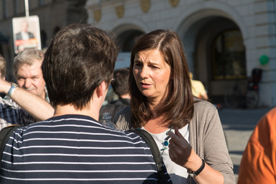 Am vergangenen Freitagabend, den 16.08.2013, kam die Spitzenkandidatin für BÜNDNIS 90/DIE GRÜNEN, Katrin Göring-Eckardt, nach Leipzig in die Innenstadt. Bei strahlendem Sonnenschein begrüßten zuerst die beiden Leipziger Direktkandidatinnnen Stefanie Gruner und Monika Lazar die ZuhörerInnen. Monika ging als sächsische Spitzenkandidatin kurz auf aktuelle sächsische und Leipziger Themen ein. Katrin Göring-Eckardt hat sich in ihrer Rede für eine schnelle, konsequente Energiewende, für eine gerechtere Republik, für den Kita-Ausbau und für eine ökologische Landwirtschaft stark gemacht. Musikalisch umrahmt wurden die Redebeiträge von dem phantastischen Trio Versa. Am vergangenen Freitagabend, den 16.08.2013, kam die Spitzenkandidatin für BÜNDNIS 90/DIE GRÜNEN, Katrin Göring-Eckardt, nach Leipzig in die Innenstadt. Bei strahlendem Sonnenschein begrüßten zuerst die beiden Leipziger Direktkandidatinnnen Stefanie Gruner und Monika Lazar die ZuhörerInnen. Monika ging als sächsische Spitzenkandidatin kurz auf aktuelle sächsische und Leipziger Themen ein. Katrin Göring-Eckardt hat sich in ihrer Rede für eine schnelle, konsequente Energiewende, für eine gerechtere Republik, für den Kita-Ausbau und für eine ökologische Landwirtschaft stark gemacht. Musikalisch umrahmt wurden die Redebeiträge von dem phantastischen Trio Versa. Wahlkampfauftritt von Katrin-Göring-Eckardt am 16.08. in Leipzig Am vergangenen Freitagabend, den 16.08.2013, kam die Spitzenkandidatin für BÜNDNIS 90/DIE GRÜNEN, Katrin Göring-Eckardt, nach Leipzig in die Innenstadt. Bei strahlendem Sonnenschein begrüßten zuerst die beiden Leipziger Direktkandidatinnnen Stefanie Gruner und Monika Lazar die ZuhörerInnen. Monika ging als sächsische Spitzenkandidatin kurz auf aktuelle sächsische und Leipziger Themen ein. Katrin Göring-Eckardt hat sich in ihrer Rede für eine schnelle, konsequente Energiewende, für eine gerechtere Republik, für den Kita-Ausbau und für eine ökologische Landwirtschaft stark gemacht. Musikalisch umrahmt wurden die Redebeiträge von dem phantastischen Trio Versa. Am vergangenen Freitagabend, den 16.08.2013, kam die Spitzenkandidatin für BÜNDNIS 90/DIE GRÜNEN, Katrin Göring-Eckardt, nach Leipzig in die Innenstadt. Bei strahlendem Sonnenschein begrüßten zuerst die beiden Leipziger Direktkandidatinnnen Stefanie Gruner und Monika Lazar die ZuhörerInnen. Monika ging als sächsische Spitzenkandidatin kurz auf aktuelle sächsische und Leipziger Themen ein. Katrin Göring-Eckardt hat sich in ihrer Rede für eine schnelle, konsequente Energiewende, für eine gerechtere Republik, für den Kita-Ausbau und für eine ökologische Landwirtschaft stark gemacht. Musikalisch umrahmt wurden die Redebeiträge von dem phantastischen Trio Versa. Wahlkampfauftritt von Katrin-Göring-Eckardtim Gespräch mit interessierten Bürgern