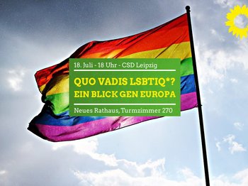 Es ist eine regenbogenfarbene, wehende Fahne vor blauem Himmel zu sehen. Davor liegt ein grünes Feld mit dem Titel der Veranstaltung beschriftet.