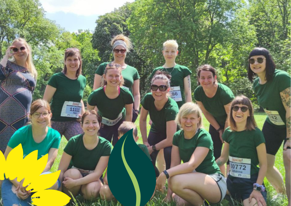 !B Die Frauen des GRÜNEN Team Christin beim auf einer Wiese vor blauem Himmel