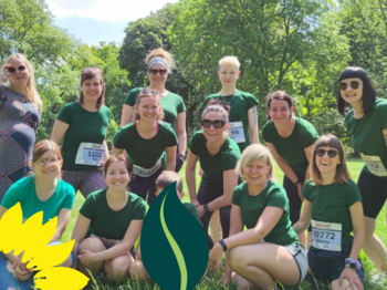 !B Die Frauen des GRÜNEN Team Christin beim auf einer Wiese vor blauem Himmel