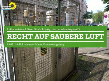 Auf dem Foto sieht ma die Messstation auf der Lützner Straße in Leipzig. Auf einem grünen Feld davor steht der Text "Luftmessstation Lützner Straße Leipzig, eine der schmutzigsten Deutschlands - Recht auf saubere Luft - 15.5., 16:30 Lindenauer Markt, Prostestkundgebung"