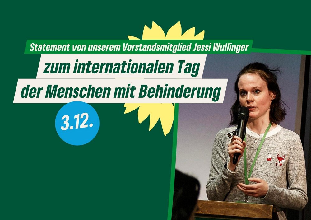 Frau mit Mikrophon hinter Podium. Text: Statement von unserem Vorstandsmitglied Jessi Wullinger zum Tag der Menschen mit Behinderung am 3. Dezember