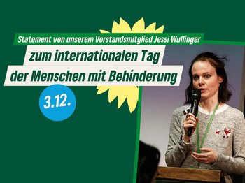 Frau mit Mikrophon hinter Podium. Text: Statement von unserem Vorstandsmitglied Jessi Wullinger zum Tag der Menschen mit Behinderung am 3. Dezember