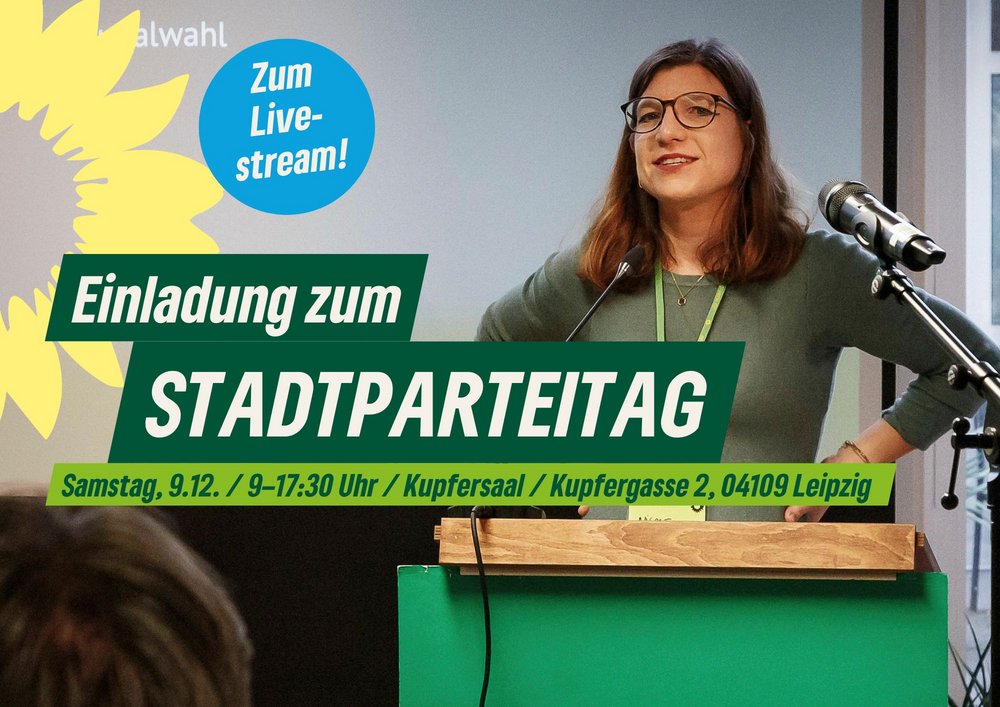 Eine Frau steht an einem Rednerpult, Einladung zum Stadtparteitag, Samstag, 9.12., 9-17:30 Uhr, Kupfersaal, Kupfergasse, 04109 Leipzig