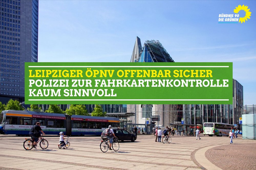 Auf dem Foto ist der Augustusplatz in Leipzig zu erkennen. Darauf ersichtlich eine Tram und Fahrradfahrer. Auf dem Bild ein grüner Block mit der Aufschrift:Leipziger ÖPNV offenbar sicher,Polizei zur Fahrkahrtenkontrolle kaum sinnvoll."