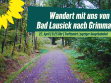 !B Wanderweg durch den Wald gesäumt mit Bäumen. Schriftzug: Wandert mit uns von Bad Lausick nach Grimma, 22. April, 9:25 Uhr Treffpunkt Leipziger Hauptbahnhof 