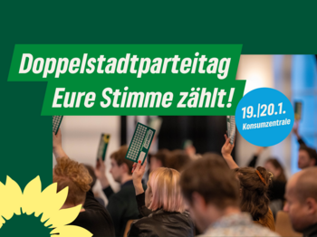 Menschen sitzen auf Stühlen und halten grüne Karten in die Höhe. Text: Doppelstadtparteitag, Eure Stimme zählt!, 19./20.1., Konsumzentrale 