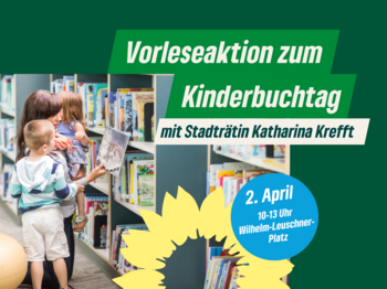 Kinder mit ihrer Mutter in der Bücherei sehen sich Kinderbücher an