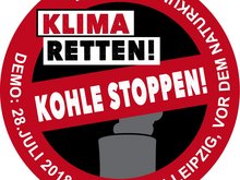 Das Bild zeigt ein rundes Schild auf weißem Grund. Es ist rot umrahmt und in der mitte rot durchgestrichen. In der Mitte des Verbotsschild sieht man im Hintergrund schematisch ein Kohlekraftwerk. Auf der rotem Umrandung des Schilds sind die Datn der Demo angegeben: 28.7. um 14 Uhr vor dem Naturkundemuseum.