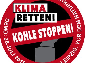 Das Bild zeigt ein rundes Schild auf weißem Grund. Es ist rot umrahmt und in der mitte rot durchgestrichen. In der Mitte des Verbotsschild sieht man im Hintergrund schematisch ein Kohlekraftwerk. Auf der rotem Umrandung des Schilds sind die Datn der Demo angegeben: 28.7. um 14 Uhr vor dem Naturkundemuseum.