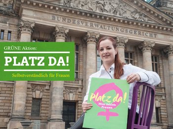 Das Foto zeigt eine junge Frau, die auf einem pinken Stuhl vor dem Leipziger Bundesverwaltungsgericht sitzt. Sie hält ein Schild in der Hand auf dem steht: Platz da! Hier fehlen Frauen! Dazu gibt es ein grün hinterlegtes Textfeld auf welchem steht: GRÜNE Aktion: Platz da! Selbstverständlich für Frauen!