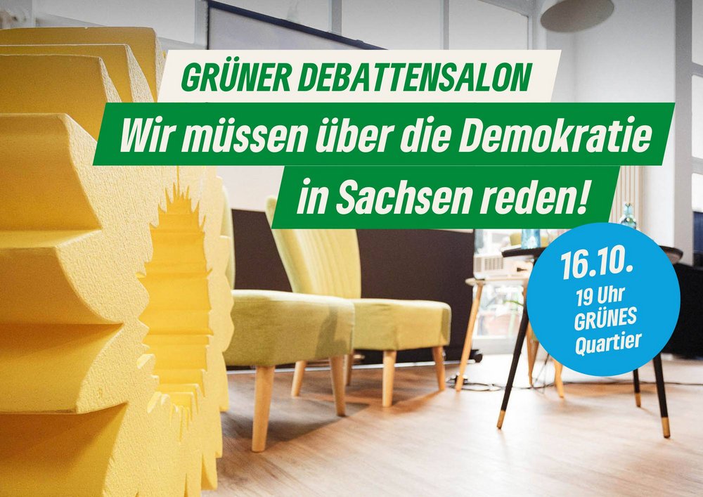 Raum mit großer gelber Sonnenblume und grünen Sesseln. Text: GRÜNER Debattensalon, wir müssen über die Demokratie in Sachsen reden!