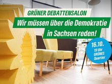 Raum mit großer gelber Sonnenblume und grünen Sesseln. Text: GRÜNER Debattensalon, wir müssen über die Demokratie in Sachsen reden!