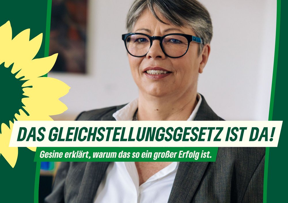 !B Gesine Märtens, Frau mit kurzen grauen Haaren, Brille und freundlichem Lächeln im grauen Sacko. Text: DAS GLEICHSTELLUNGSGESETZ IST DA!