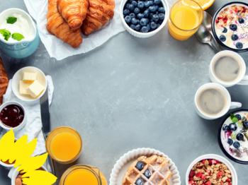 !B Frühstückstisch mit Kaffeetassen, Saft, Tellern und Schüsseln mit Beeren, Müsli, Croissants, Obstsalat