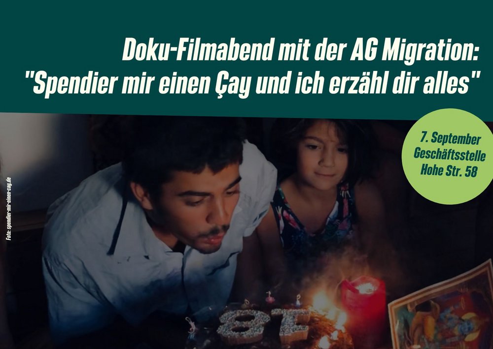 Ein junger Mann beugt sich über eine Geburtstagstorte, um die Kerze auszublasen. Neben ihm seine kleine Schwester. Text: Doku-Filmabend mit der AG Migration: Spendier mir einen Cay und ich erzähl dir alles