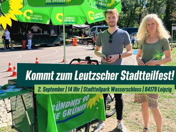 Ein junger Mann und eine blonde Frau stehen an einem Lastenrad-Infostand. Über ihnen ein bündnisgrüner Sonnenschirm mit Sonnenblume. Text: Kommt zum Leutzscher Stadtteilfest. 