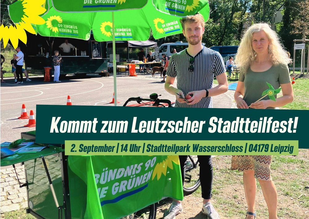 Ein junger Mann und eine blonde Frau stehen an einem Lastenrad-Infostand. Über ihnen ein bündnisgrüner Sonnenschirm mit Sonnenblume. Text: Kommt zum Leutzscher Stadtteilfest. 