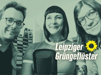 Ein Mann und zwei Frauen sitzen vor einem Mikrophon, über dem Bild ein grüner Filter