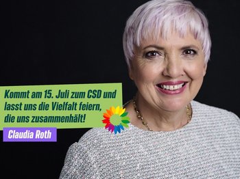 Claudia Roth im glitzernden Kleid vor schwarzem Hintergrund. Text: Kommt am 15. Juli zum CSD und lasst uns die Vielfalt feiern, die uns zusammenhält!