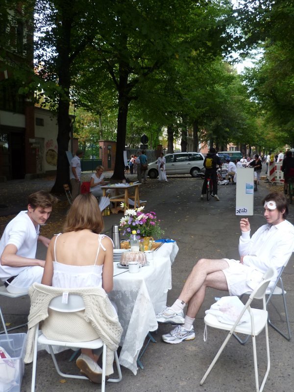 Ein Tisch des Diner en Blanc 2011 in Leipzig