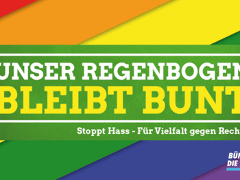 Auf einem regenbogenfarbenen Hintergrund steht mittig ein grünes Textfeld. Auf diesem steht: "Unter Regenbogen bleibt bunt - Stoppt Hass - Für Vielfalt gegen Rechts!". Unten rechts in der Ecke findet sich das Logo von BÜNDNIS 90/DIE GRÜNEN.